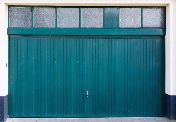 Porte de garage basculante : avantages et caractéristiques de cet élément