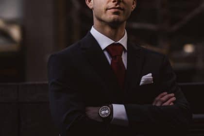 man wearing black notched lapel suit jacket in focus photography